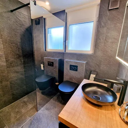 Cornelia 1 Ski-in-out Stunning Views & Sleeps 8 Saas-Fee