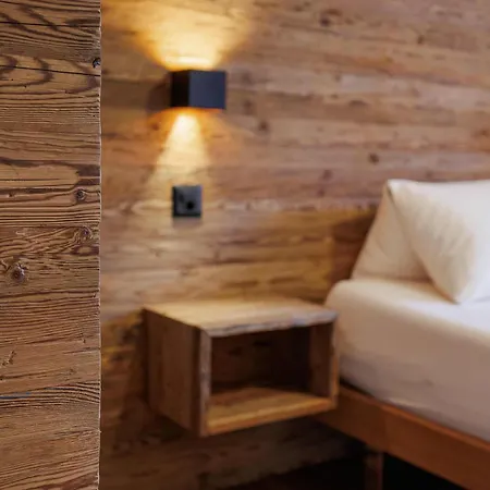 Cornelia 1 Ski-in-out Stunning Views & Sleeps 8 * Saas Fee