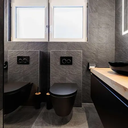 Cornelia 1 Ski-in-out Stunning Views & Sleeps 8 * Saas Fee