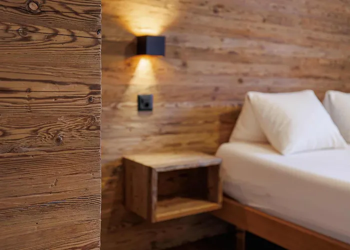 Cornelia 1 Ski-in-out Stunning Views & Sleeps 8 * Saas Fee