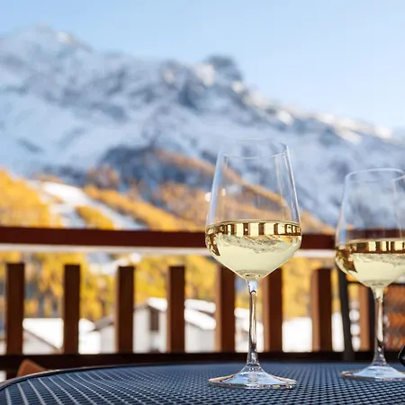 Cornelia 1 Ski-in-out Stunning Views & Sleeps 8 Saas Fee