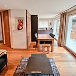 Cornelia 1 Ski-in-out Stunning Views & Sleeps 8 Hébergement de vacances Saas Fee