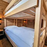 Hébergement de vacances Cornelia 1 Ski-in-out Stunning Views & Sleeps 8 *